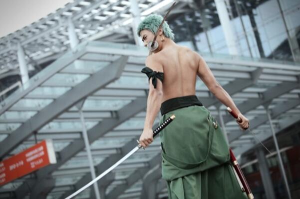 17岁少女骑电动车被卷入货车底盘，监控显示，事发时她一手扶车把一手看手机“kaiyun·开云（中国）官方网站”(图2)