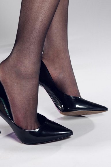 kaiyun.com|乐基儿戴钻戒疑闪电再婚 离婚后身价升至50万(图1) kaiyun.com|乐基儿戴钻戒疑闪电再婚 离婚后身价升至50万(图1)